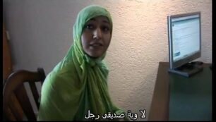 A vadia marroquina Jamila tentou sexo lésbico com uma garota holandesa (legenda em árabe)